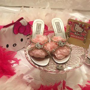 ADORABLE kitten heels and earings with hello kitty and crystal details!